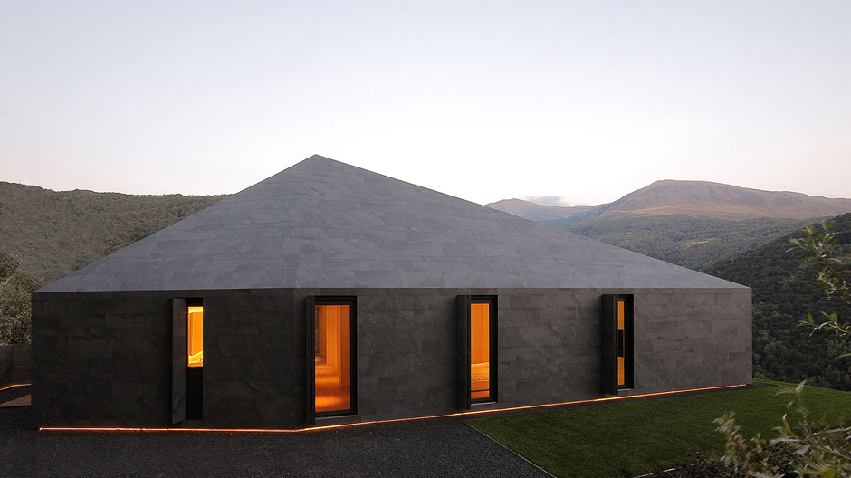 Ein Wohnhaus in der Schweiz als abstraktes Spiegelbild seines natürlichen Umfelds