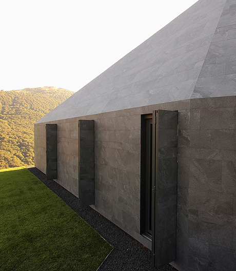 Ein Wohnhaus in der Schweiz als abstraktes Spiegelbild seines natürlichen Umfelds