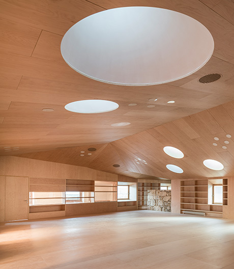 Außen historisch, innen utopisch: Bibliothek von Murado & Elvira in Baiona.