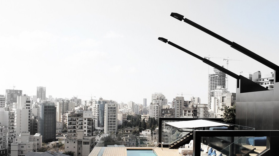 Der Architekt Bernard Khoury hat in seinem Penthouse die Spannung der Stadt eingefangen.