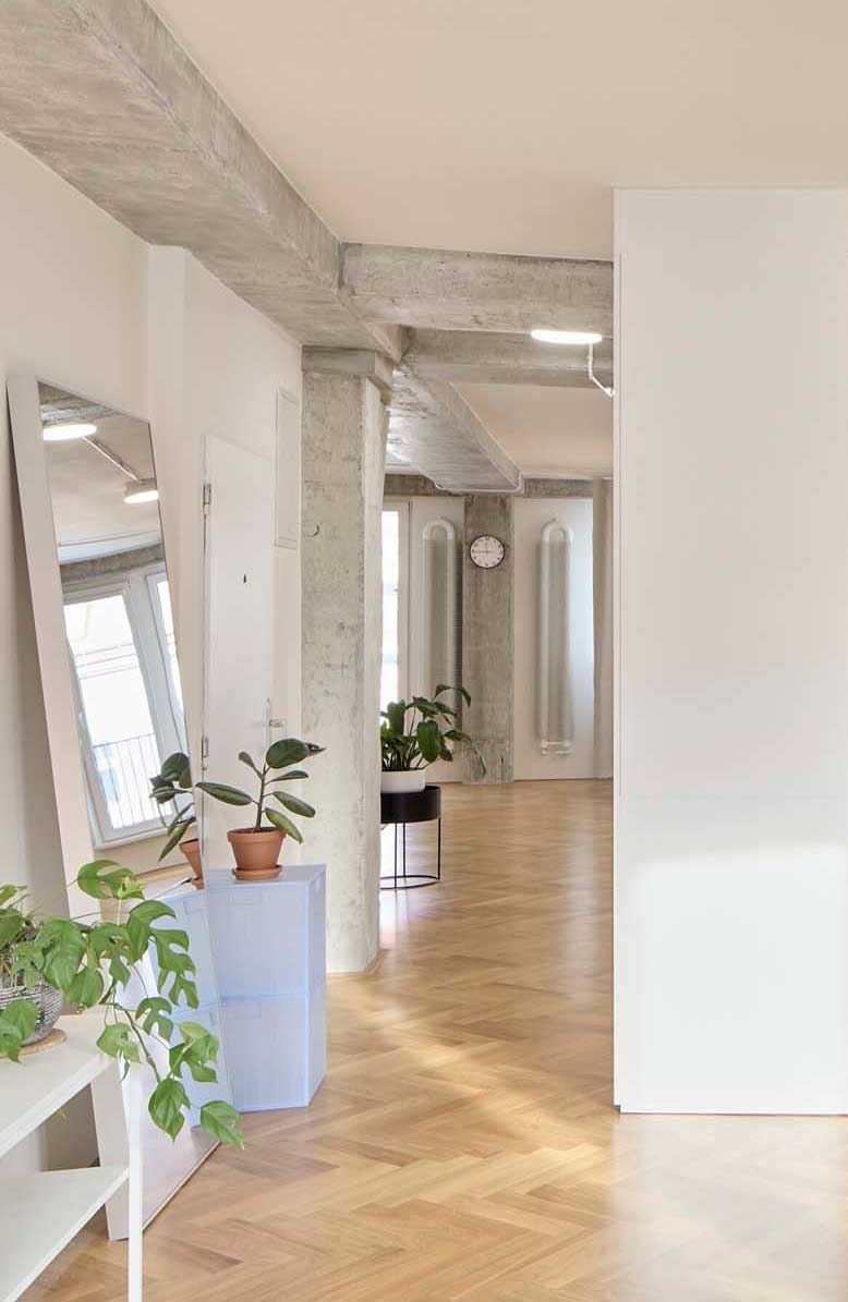 Ein radikal geöffneter Grundriss von RDTH architekti in Prag