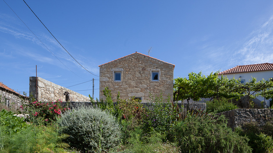 Ferien in der Box: umgebautes portugiesisches Steinhaus mit Meerblick.