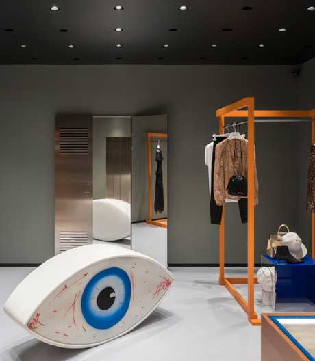 Postmoderne Erlebniswelt: Boutique von Dimorestudio.
