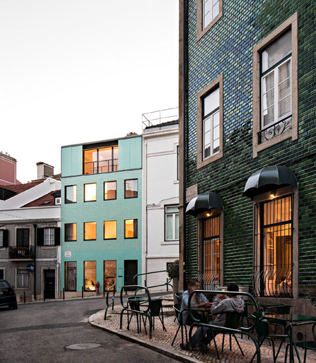 Auf mehrfach ungewöhnlichem Wege entstand dieses neue Einfamilienhaus in Lissabon.