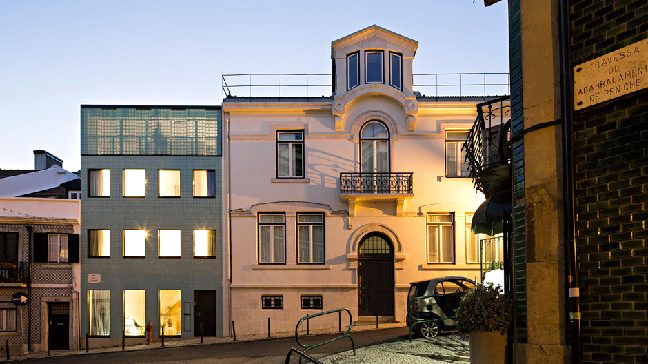 Auf mehrfach ungewöhnlichem Wege entstand dieses neue Einfamilienhaus in Lissabon.