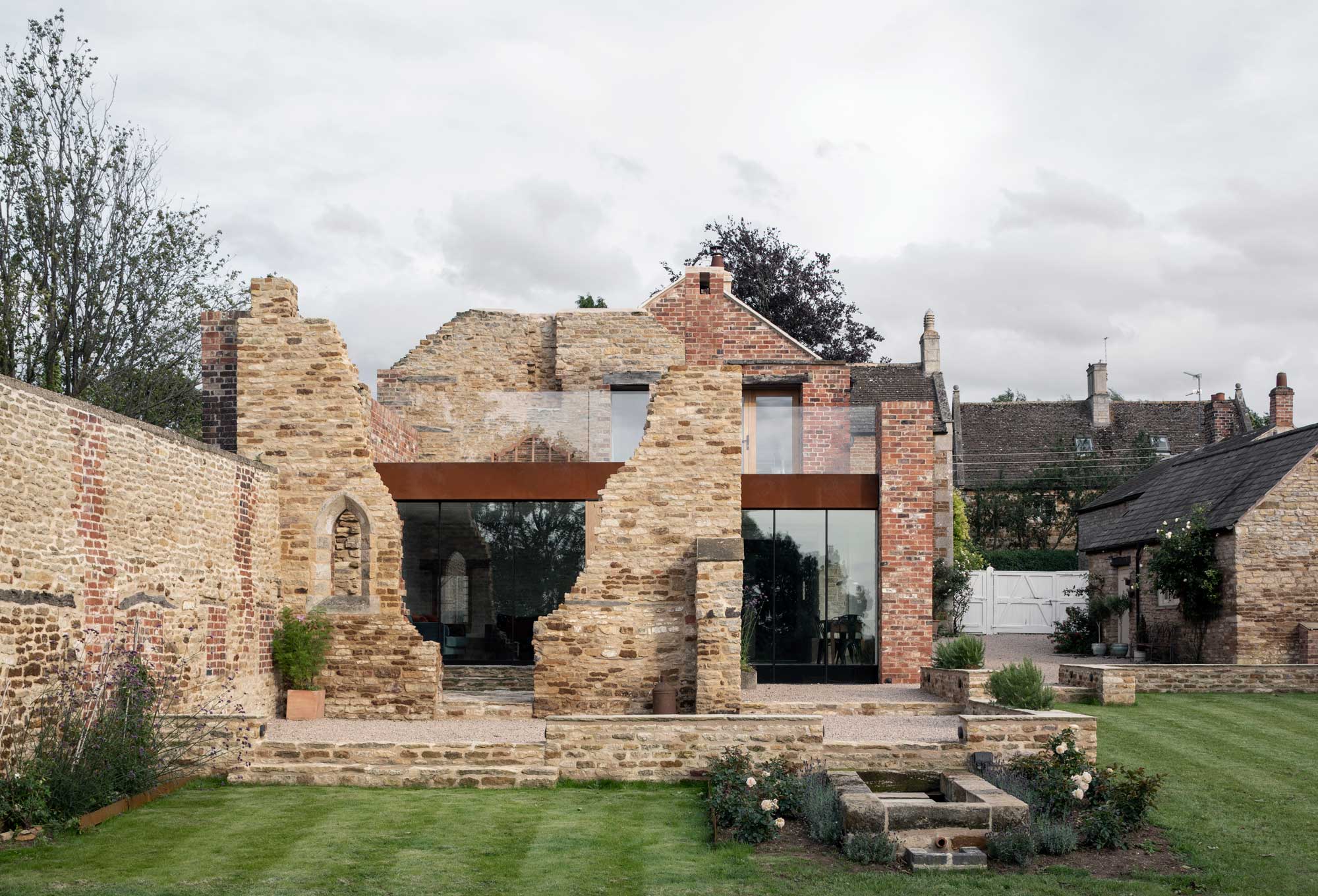 Denkmalgerechter Anbau von Will Gamble Architects in Northamptonshire