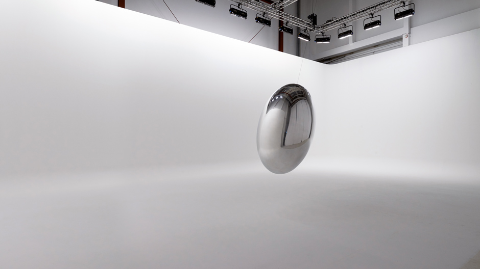 Kein Perpetuum Mobile, aber ein beweglicher Eyecatcher: Ingo Maurers mobiles Pendel-Ei.