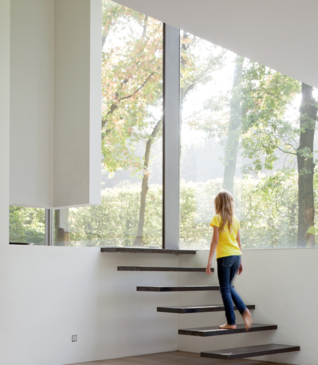 Die belgische Antwort auf schmale Grundstücke: ein fünfzig Meter langer Glaspavillon von Govaert & Vanhoutte.