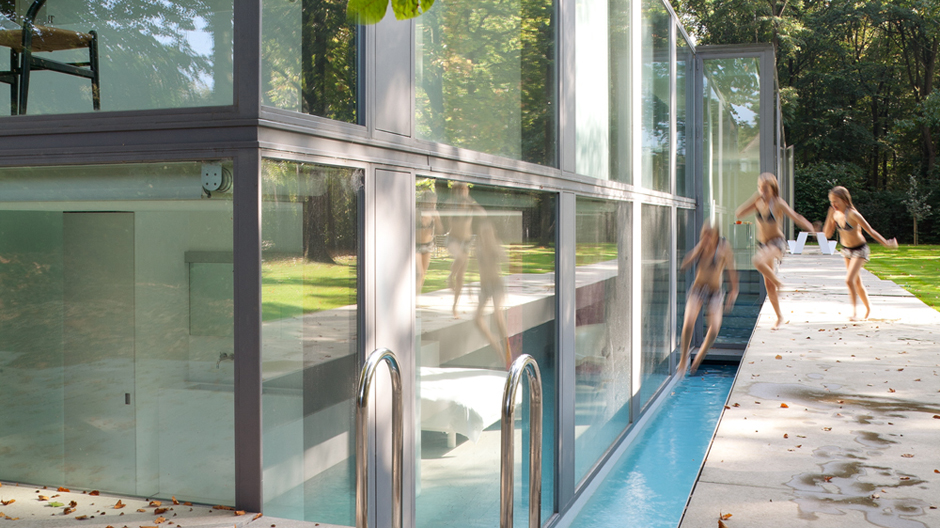 Die belgische Antwort auf schmale Grundstücke: ein fünfzig Meter langer Glaspavillon von Govaert & Vanhoutte.