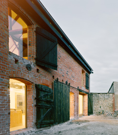 Außen unberührt, innen komplett neu: Jan Rösler Architekten bauten diese Scheune zum Ferienhaus um.