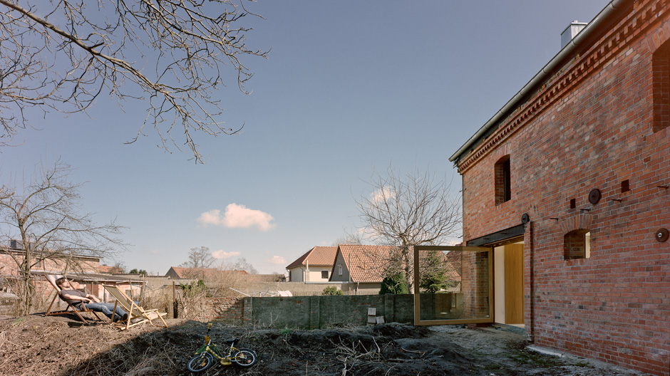 Außen unberührt, innen komplett neu: Jan Rösler Architekten bauten diese Scheune zum Ferienhaus um.