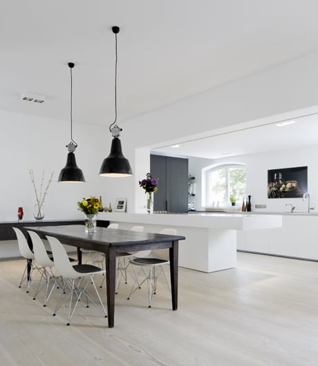 Eine Remise in Berlin-Mitte ganz in Weiß, garniert mit Designklassikern.