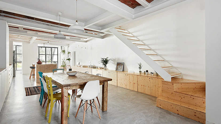 Mit nordischem Understatement und mediterranen Elementen erweckten The Hall Studio ein marodes Haus zu neuem Leben.