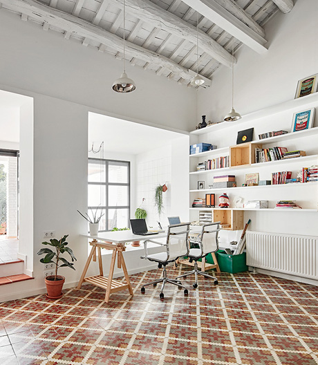 Mit nordischem Understatement und mediterranen Elementen erweckten The Hall Studio ein marodes Haus zu neuem Leben.