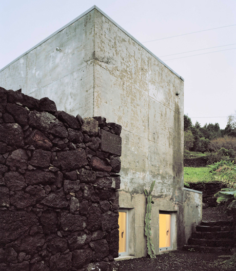 Ruine, Wohnhaus und Skulptur: Feriendomizil auf der Azoreninsel Pico.