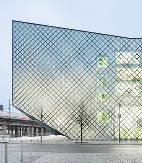 Geometrie-Jonglage und interaktive Rauten: das Haus der Zukunft im richtigen Licht betrachtet.