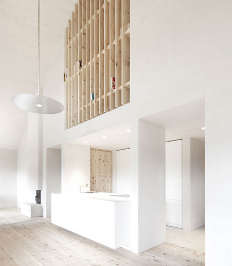 Ein Refugium
für Stadtflüchtlinge, erbaut aus Dolomitenbeton und lokaler Zirbe.