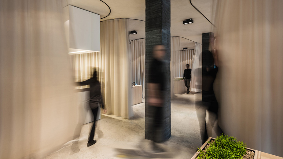 Textile Wände: Dekleva Gregorič Arhitekti haben eine flexible Bekleidung für diese Altbauetage in Ljubljana entworfen.