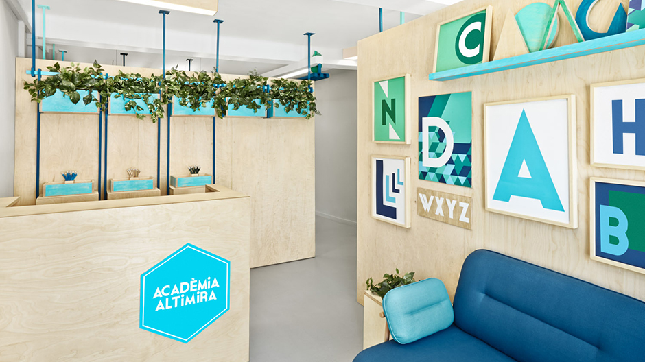 Eine Sprachakademie in Barcelona als buntes Raumwunder.
