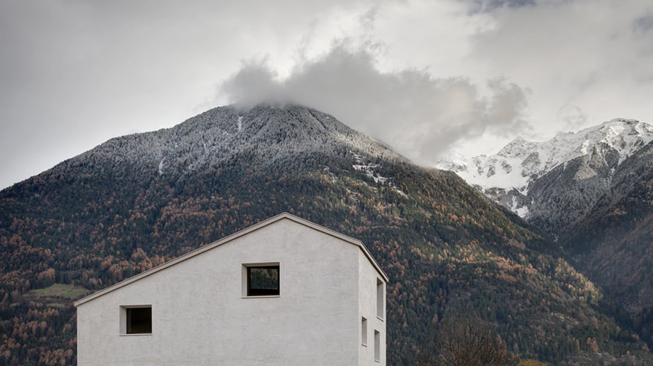 Asymmetrisch wie die Gipfel der Berge: das Südtiroler Wohnhaus von Pedevilla Architects.