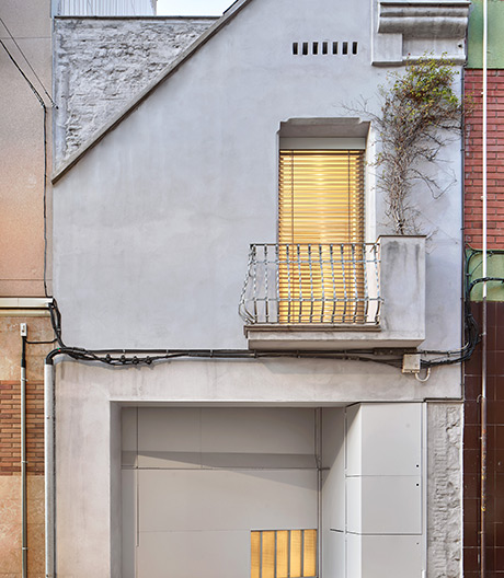 Die Treppe ist der Star: Das spanische Architekturkollektiv P-M-A-A hat vor Barcelona ein Wohnhaus mit enormer räumlicher Vielfalt ausgebaut.