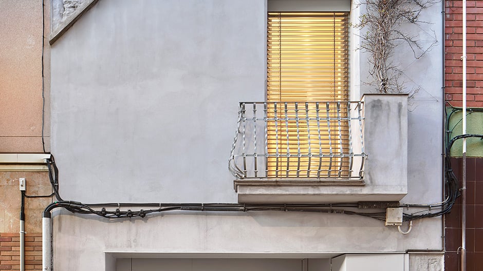 Die Treppe ist der Star: Das spanische Architekturkollektiv P-M-A-A hat vor Barcelona ein Wohnhaus mit enormer räumlicher Vielfalt ausgebaut.