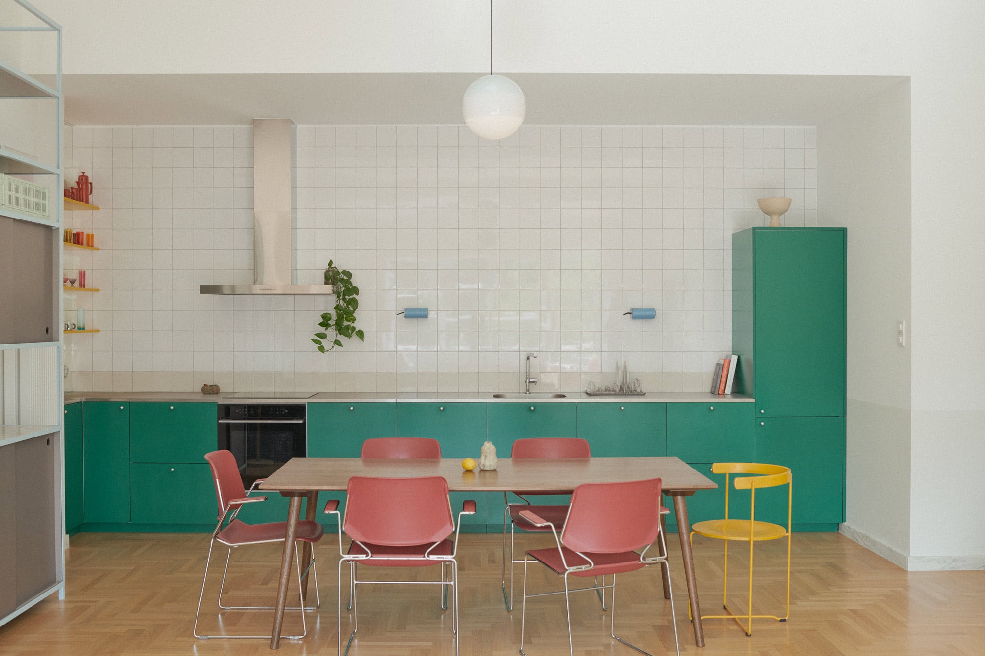 Umbau einer Dreißigerjahre-Wohnung von Sarolta Hüttl