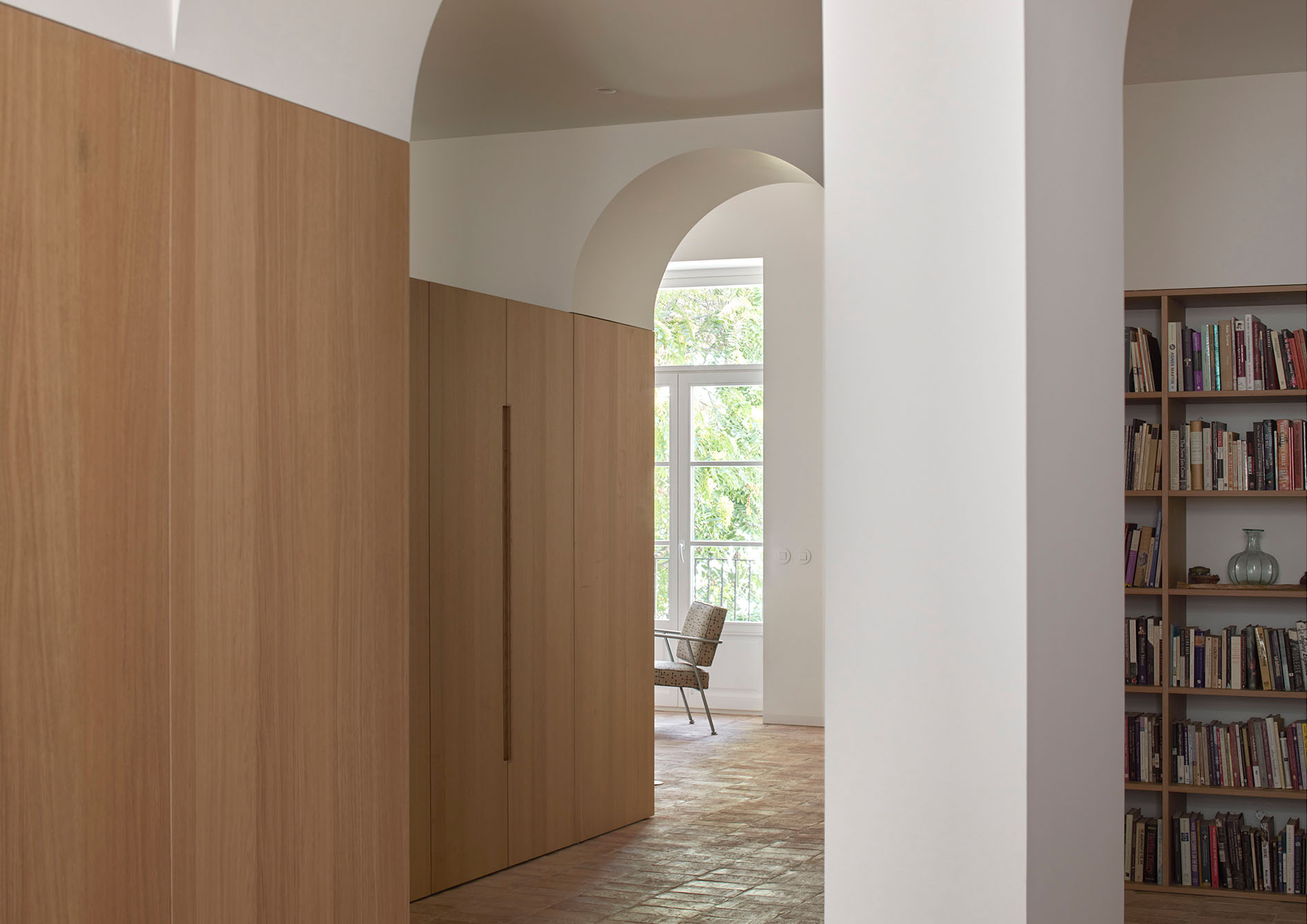 DG Arquitecto gestaltet elegante Eichenholzeinbauten in Valencia