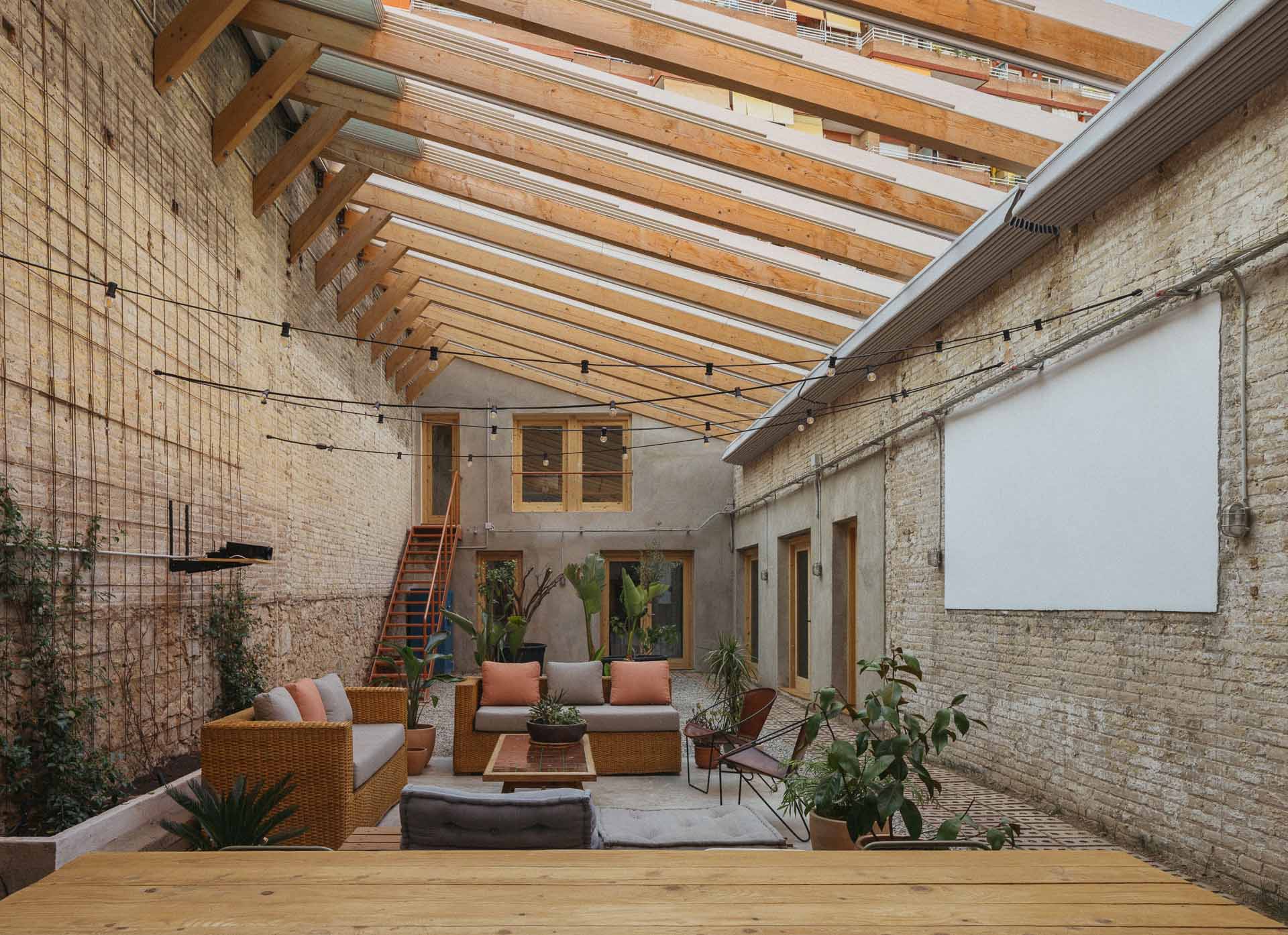 Reinterpretation des mediterranen Hofhauses bei Barcelona