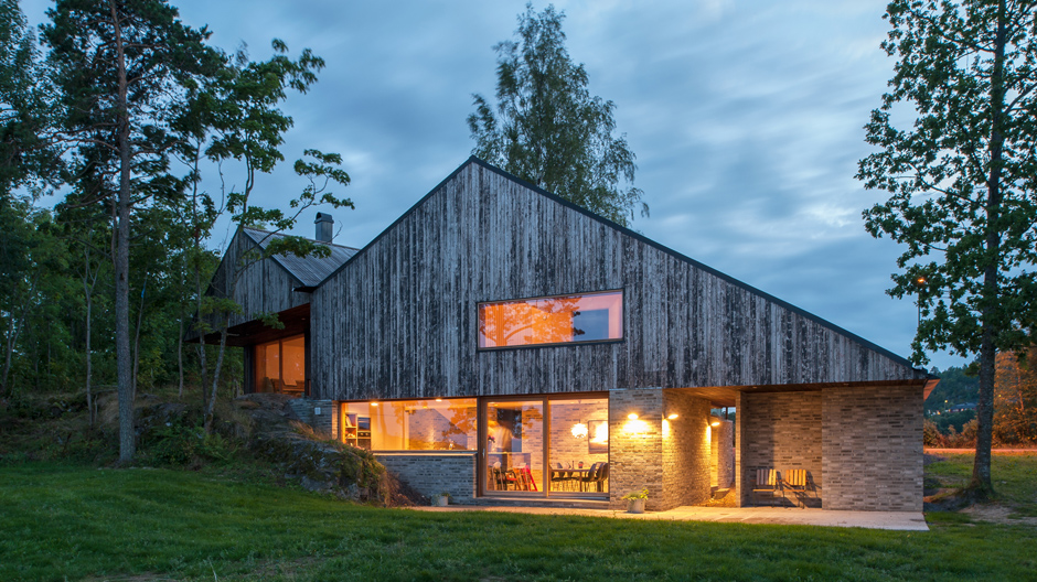 In die Landschaft eingefügt: 120 Meter über den Fjorden Holmestrands schmiegt sich ein Wohnhaus in den Hang.