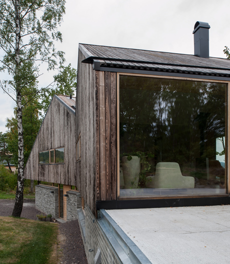 In die Landschaft eingefügt: 120 Meter über den Fjorden Holmestrands schmiegt sich ein Wohnhaus in den Hang.
