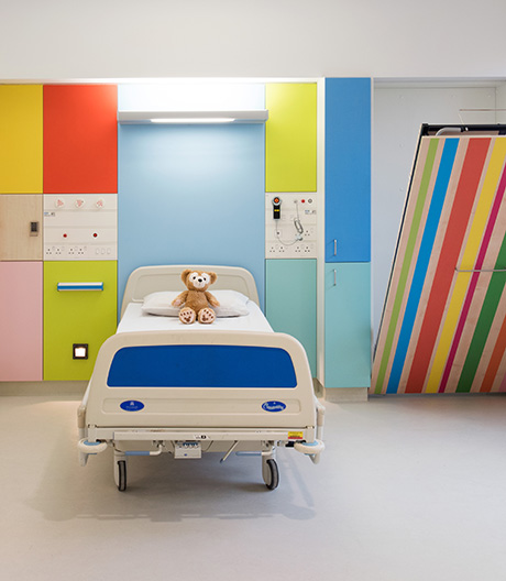 Farbcode Regenbogen: Morag Myerscoughs Patientenräume in einer Kinderklinik in Sheffield.