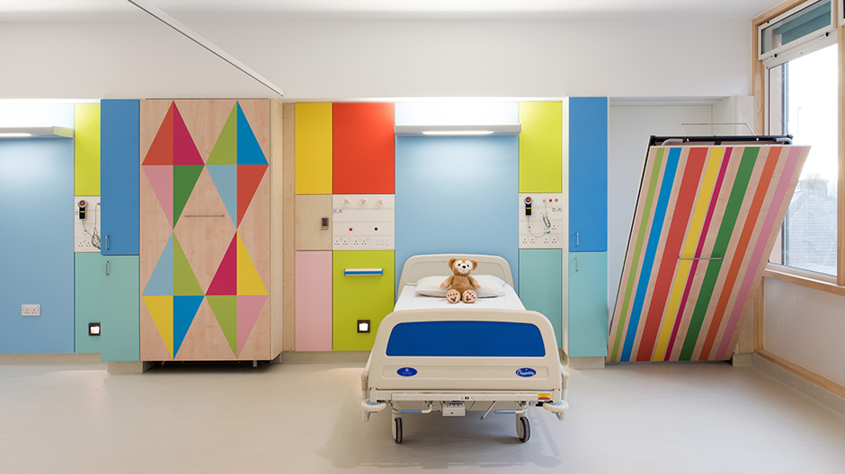 Farbcode Regenbogen: Morag Myerscoughs Patientenräume in einer Kinderklinik in Sheffield.