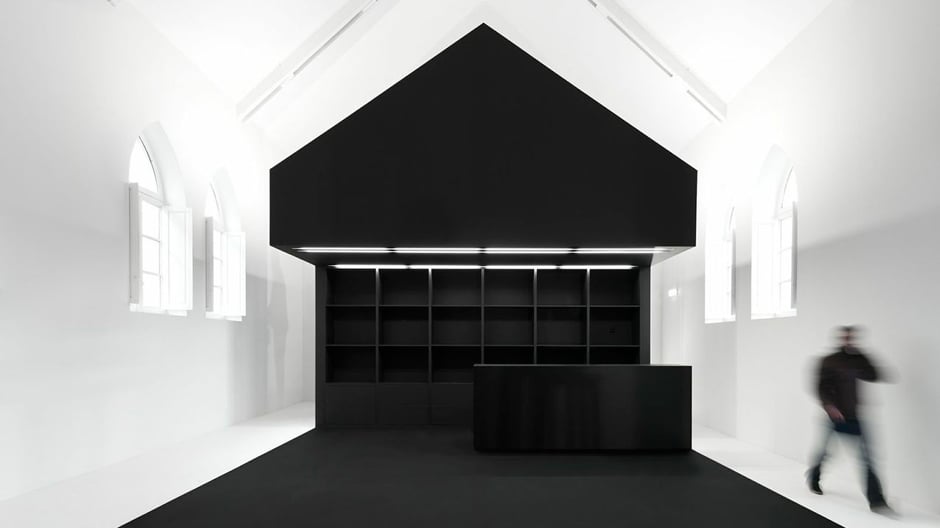 Haus im Haus: In eine alte Turnhalle wurde ein Informationszentrum für Romanische Architektur eingeschoben.