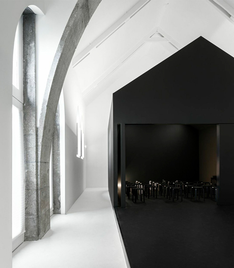 Haus im Haus: In eine alte Turnhalle wurde ein Informationszentrum für Romanische Architektur eingeschoben.