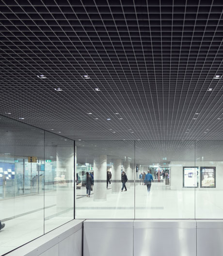 Der Münchner Hauptbahnhof und seine neue unterirdische Straße mit künstlichen Sonnen, sensiblen Wänden und futuristischem Design.