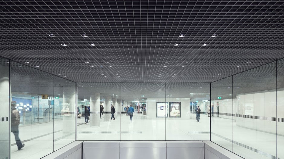Der Münchner Hauptbahnhof und seine neue unterirdische Straße mit künstlichen Sonnen, sensiblen Wänden und futuristischem Design.