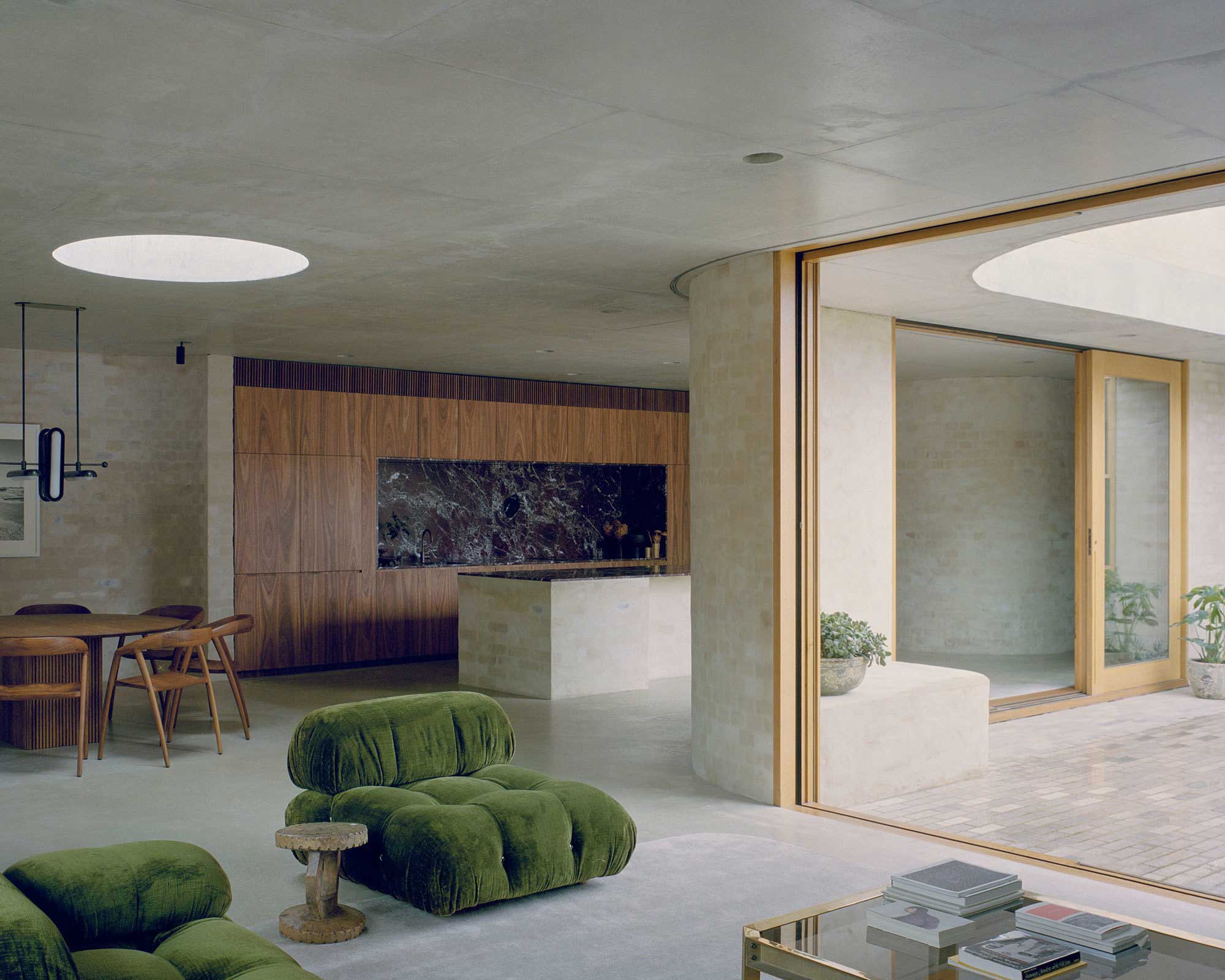 Ein Altbau mit Anbau und Aufbau in Melbourne von Edition Office