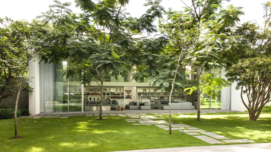 Marcio Kogan hat in São Paulo eine 700 Quadratmeter große Villa aus Beton umgebaut und mit Küchenmöbeln von Leicht ausgestattet.