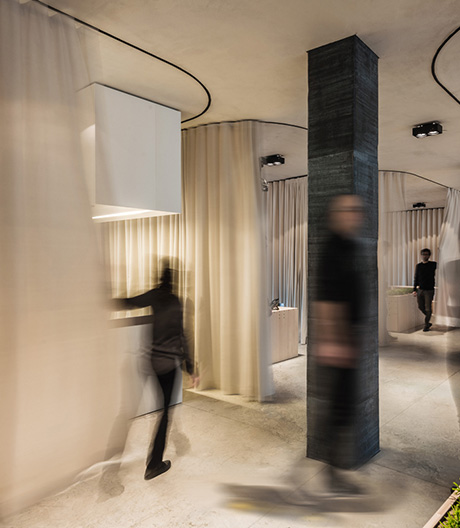 Textile Wände: Dekleva Gregorič Arhitekti haben eine flexible Bekleidung für diese Altbauetage in Ljubljana entworfen.