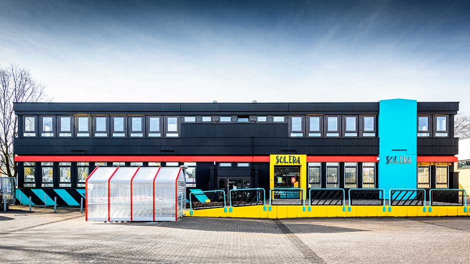 España Alaaf: ein mediterraner Supermarkt von Masquespacio in Köln.