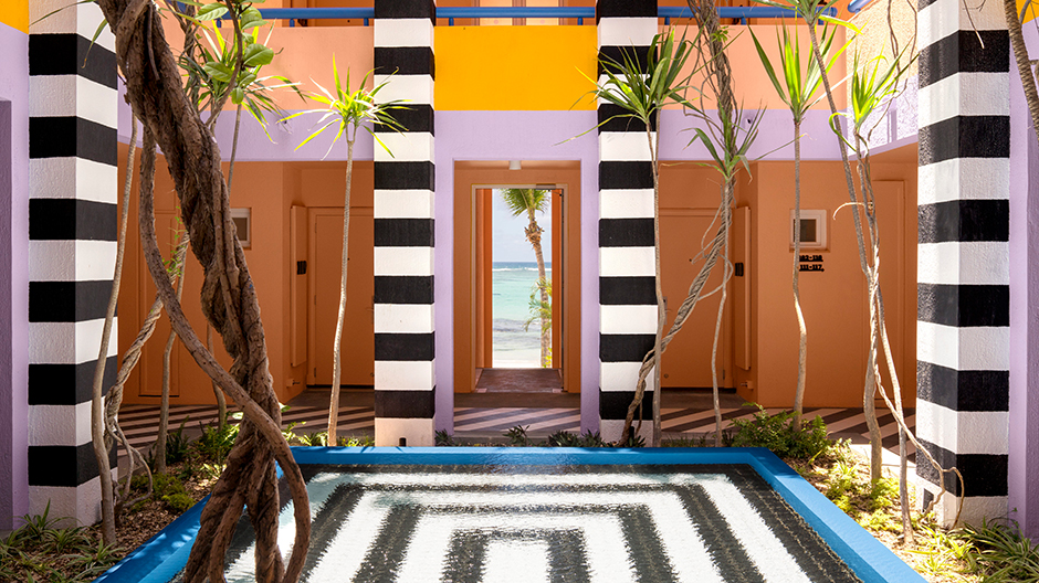 Tropicalia-Stil trifft Dazzle-Design: Tropen-Hotel von Camille Walala.