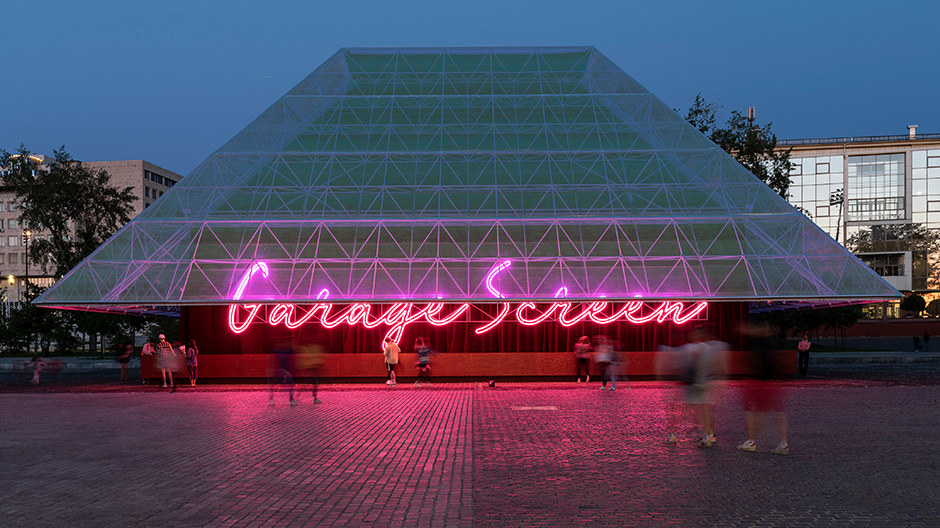 Moskaus temporäre Kino-Pyramide von Syndicate Architects.