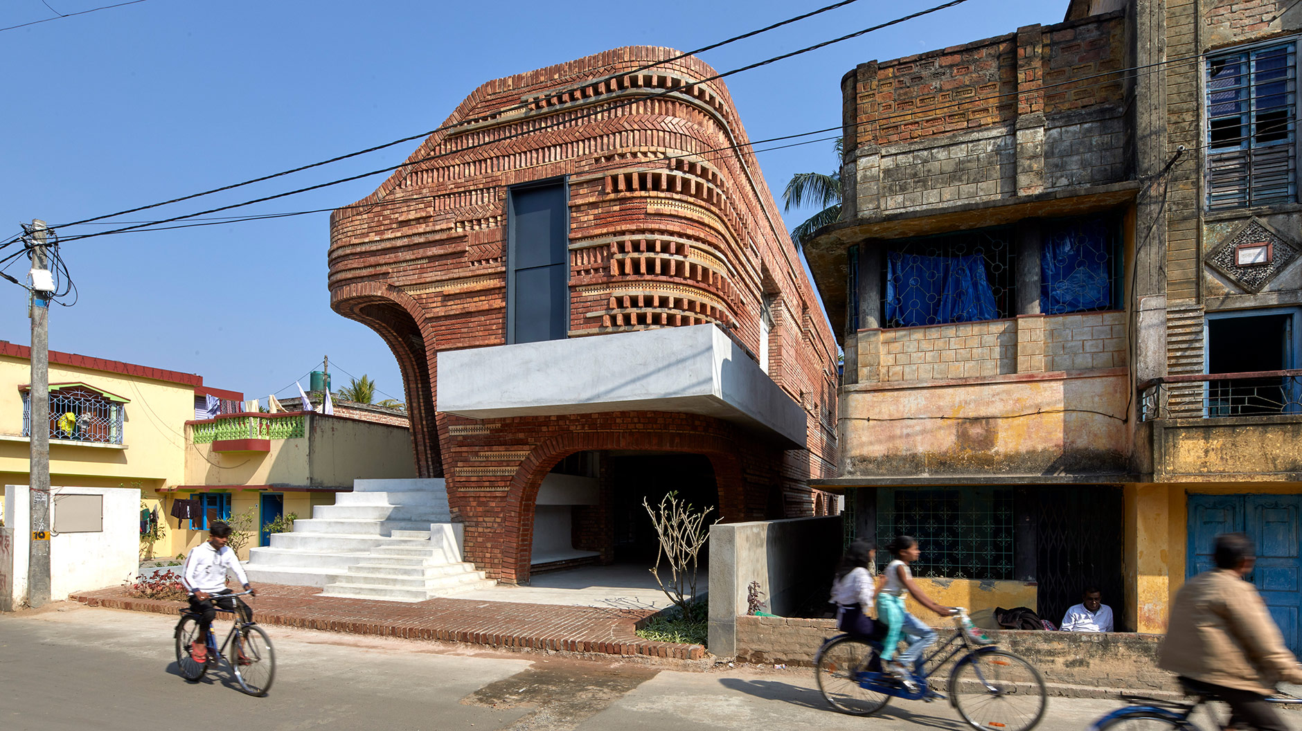 Wie eine indische Garage von Abin Chaudhuri die Nachbarschaft einlädt