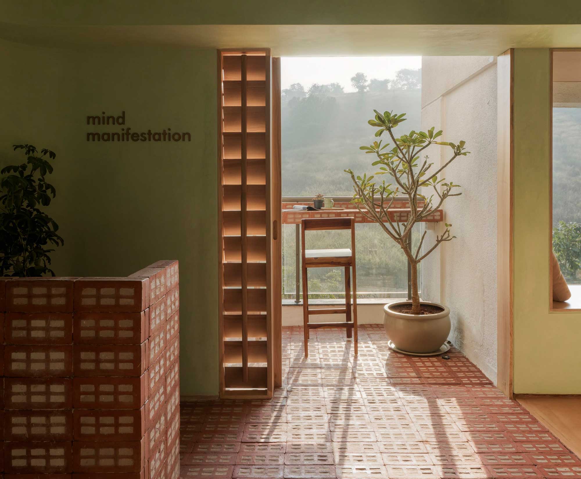 Naturnah gestaltetes Architekturbüro von Mind Manifestation in Indien
