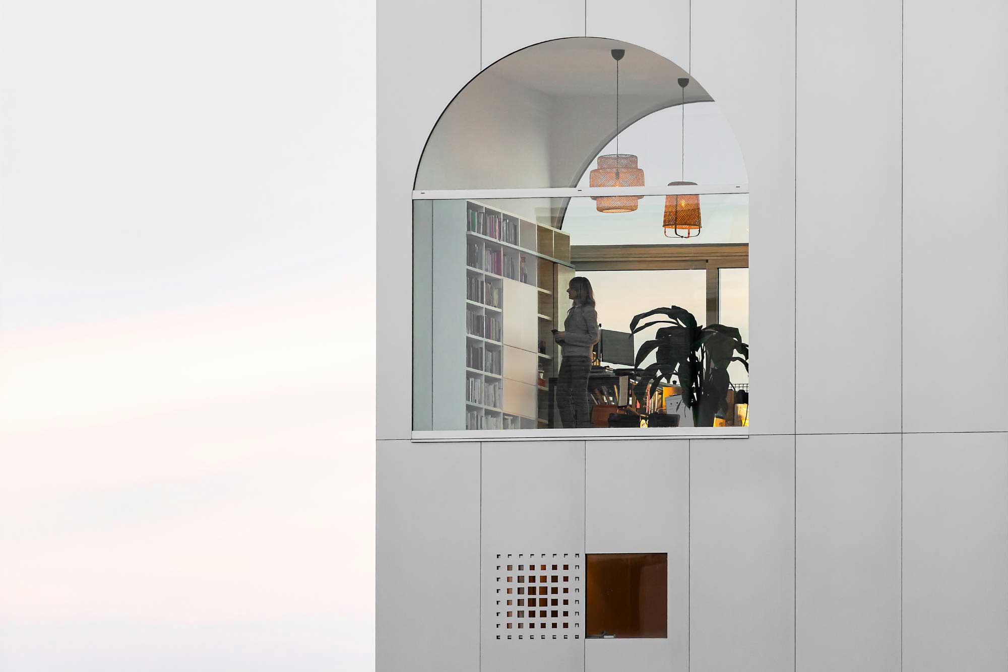 Wohnturm aus Glas und Gitter von Studioninedots in Amsterdam