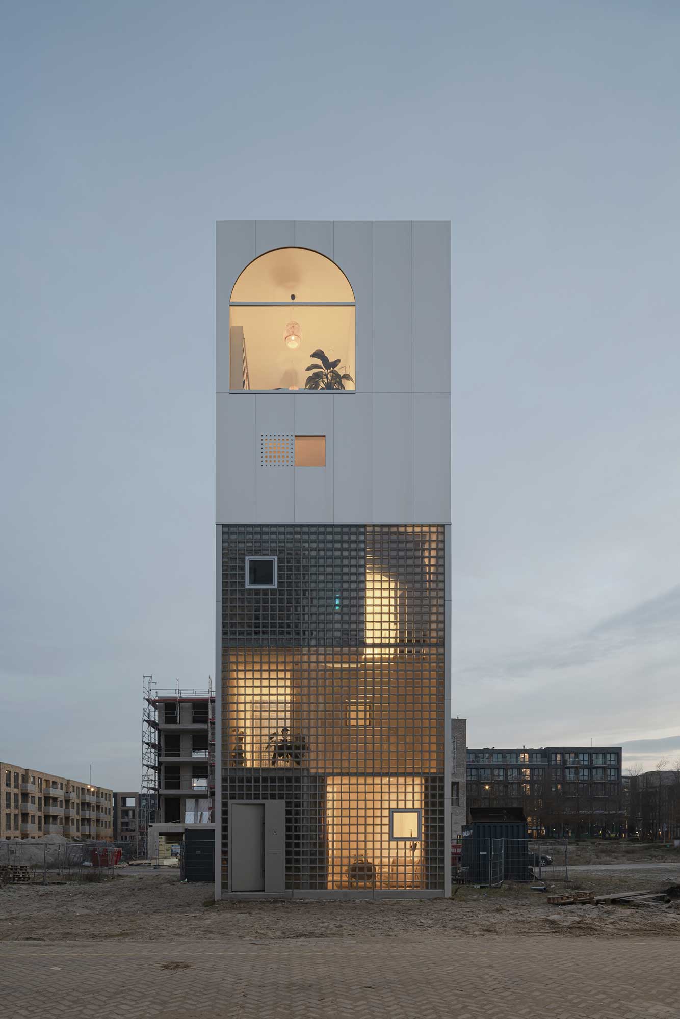 Wohnturm aus Glas und Gitter von Studioninedots in Amsterdam
