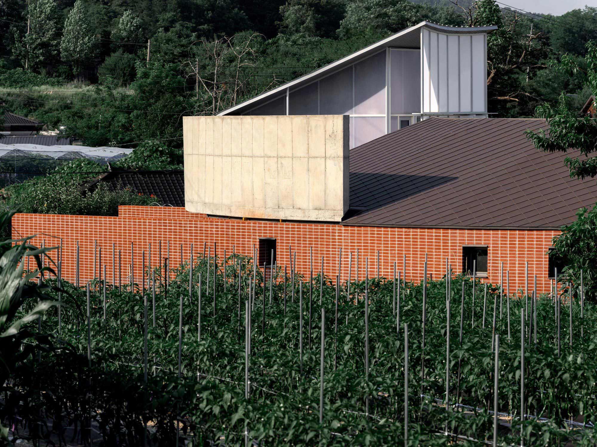 Neubau mit rundem Garten in Südkorea von Sukchulmok