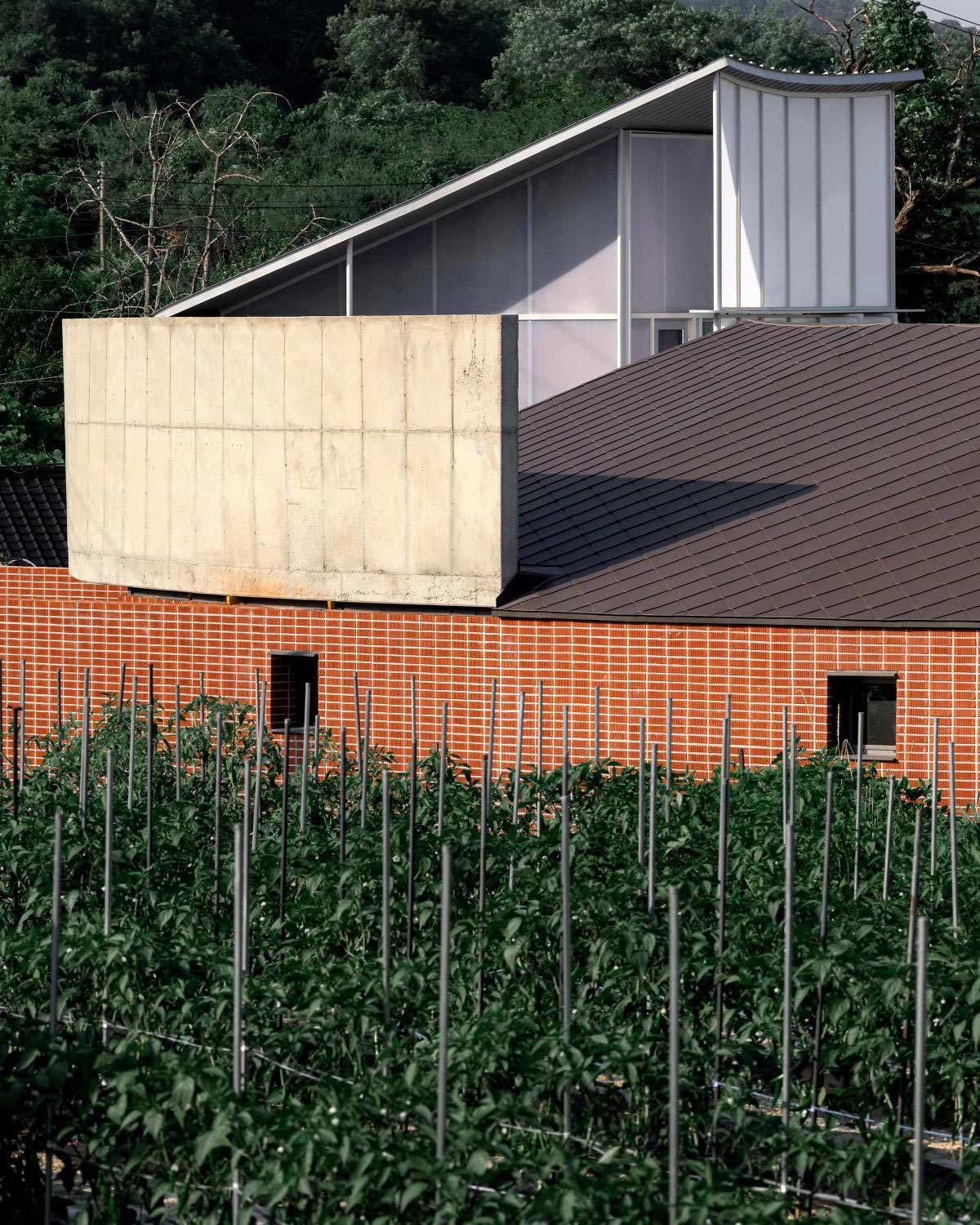 Neubau mit rundem Garten in Südkorea von Sukchulmok