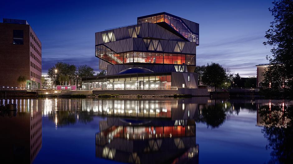 Durch Licht in Szene gesetzt: der Erweiterungsbau des Science Centers experimenta in Heilbronn von Sauerbruch Hutton.